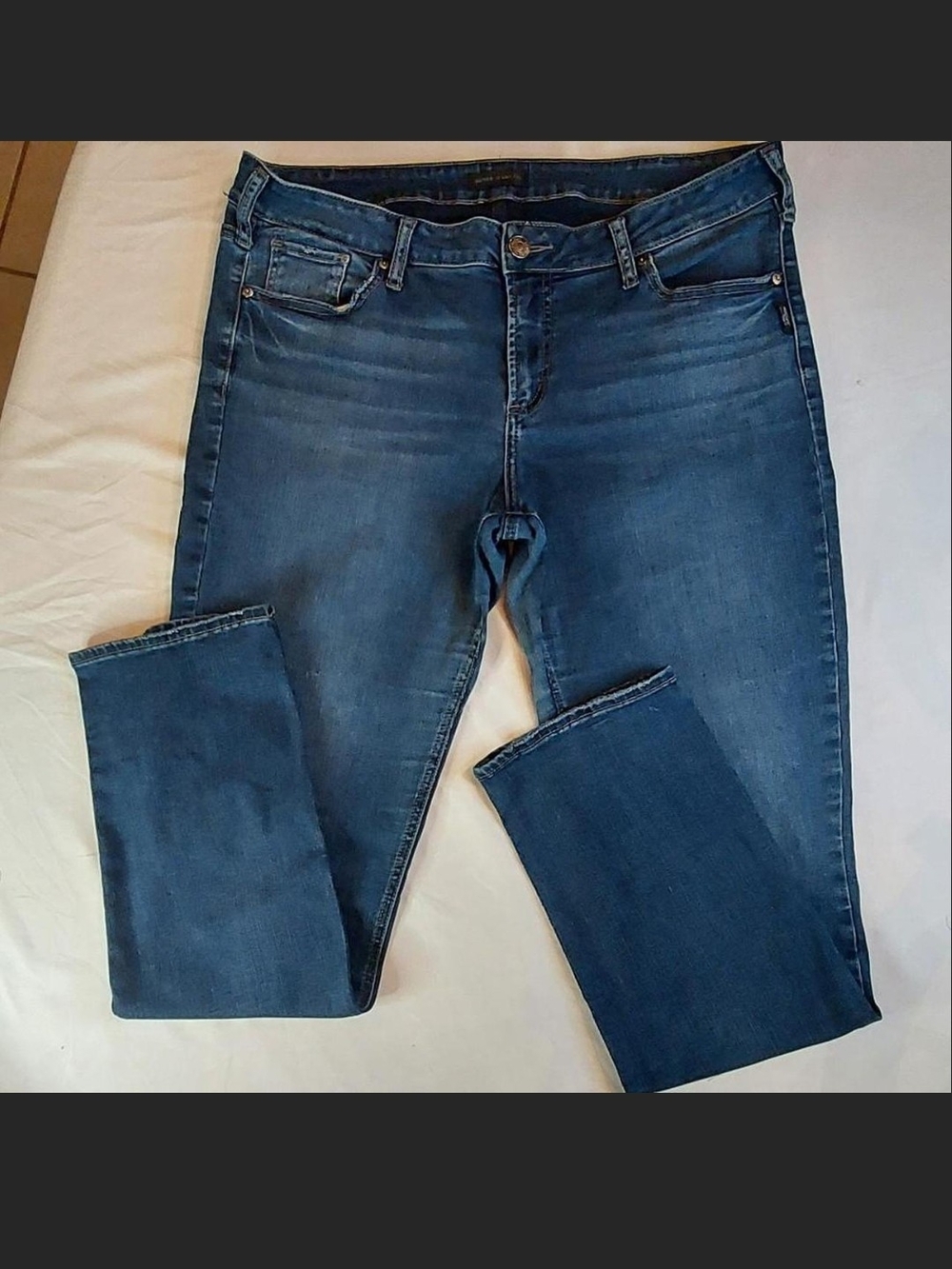 Silver Jeans Co. Women's Suki Straight Mid-Rise Curvy Jeans Size 36x33 (US 16) E